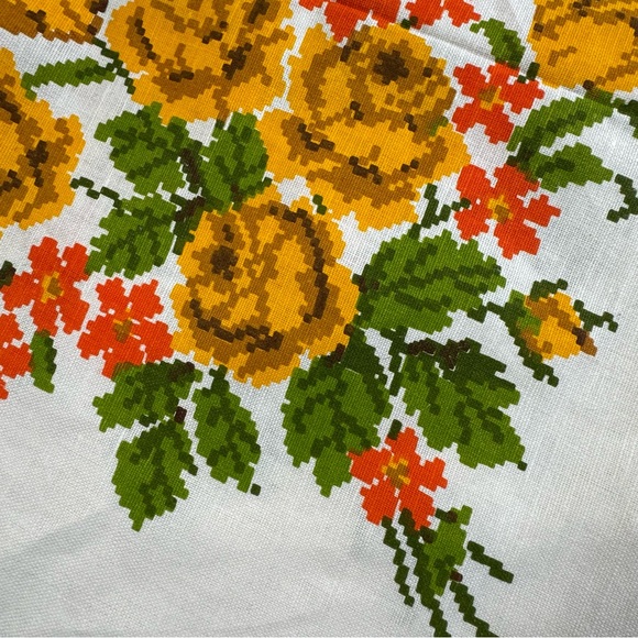 Vintage Floral Rectangular Linen Tablecloth - Picture 2 of 9